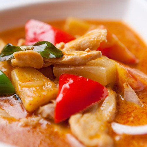 Pollo con verduras en leche de coco y curry verde Tailandés