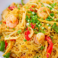 Fideo chino frito con gambas y verduras