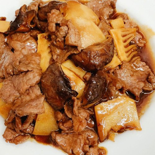 Ternera con bambú y setas chinas