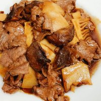 Ternera con bambú y setas chinas