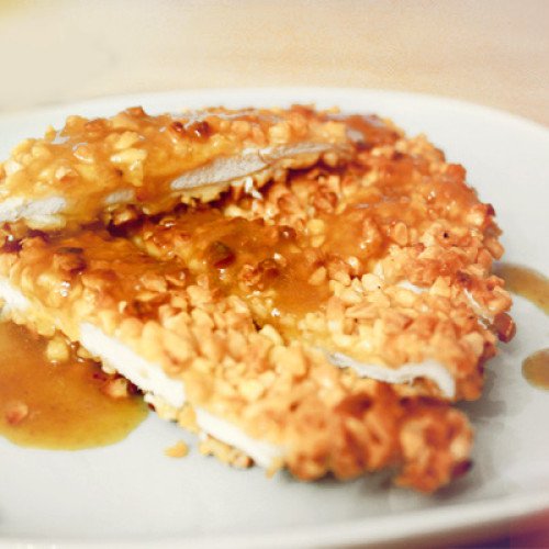 Pollo empanado en almendras fritas