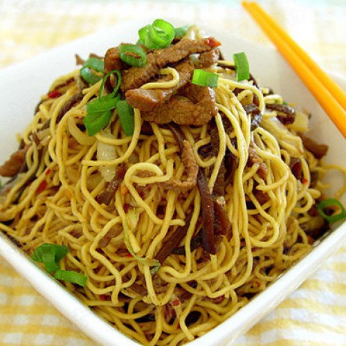 Tallarines fritos con ternera y verduras