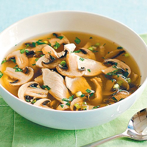 Sopa con pollo y champinón
