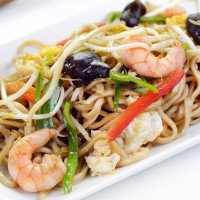 Tallarines fritos con gambas y verduras